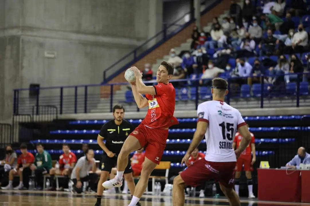 En la imagen, Gucek arma el brazo en el partido que disput&oacute; el Bada en Logro&ntilde;o durante la primera vuelta. Foto: Juanjo Acobi