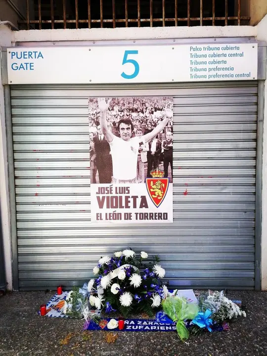 La puerta 5 de La Romareda recoge las muestras de cari&ntilde;o de aficionados zaragocistas en el &uacute;ltimo adi&oacute;s a un mito de su historia. | Foto: RZ