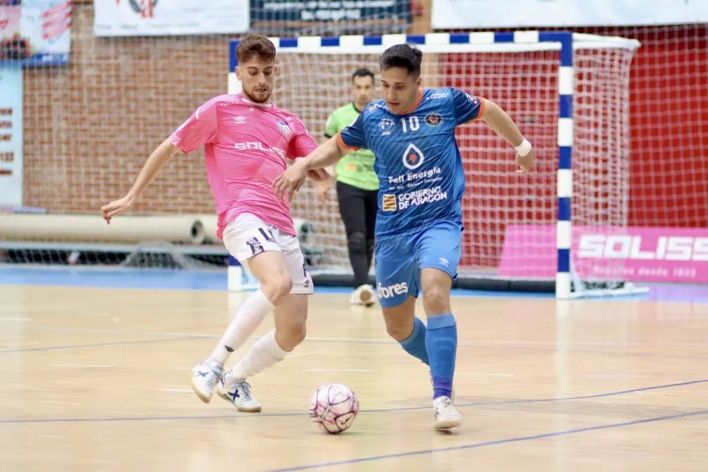 Diego Pardo controla un bal&oacute;n 
