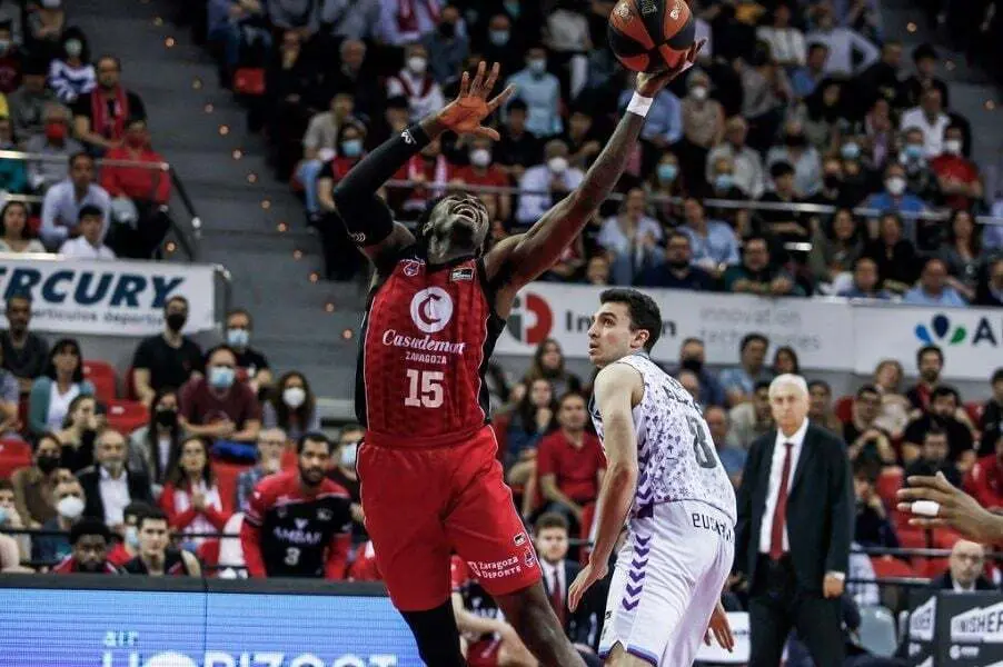 Christian Mekowulu, en el partido ante Bilbao | Foto: Esther Casas / Casademont Zaragoza