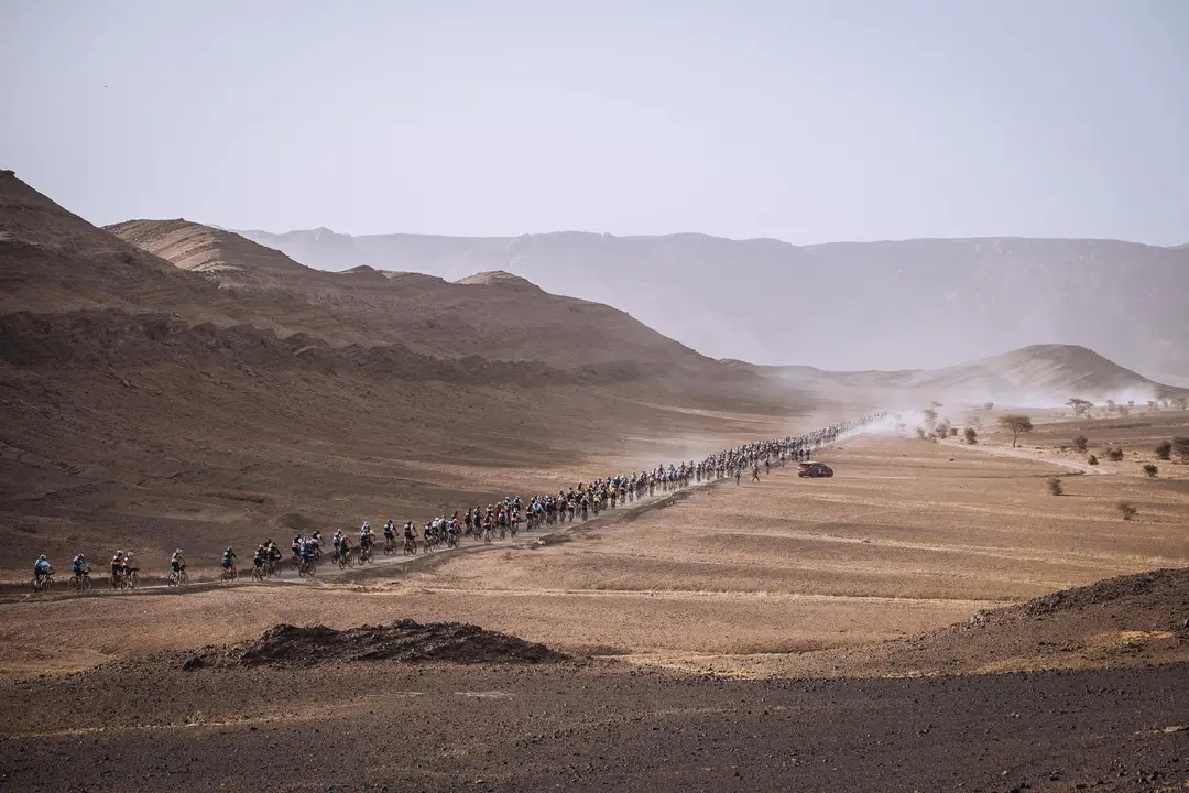 participantes de la Titan Desert en el inicio de una etapa. Foto: Titan Desert