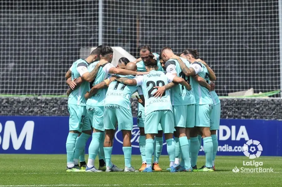 Corro de los jugadores de la SD Huesca antes de iniciar el partido conta el Amorabieta. Foto: LaLiga