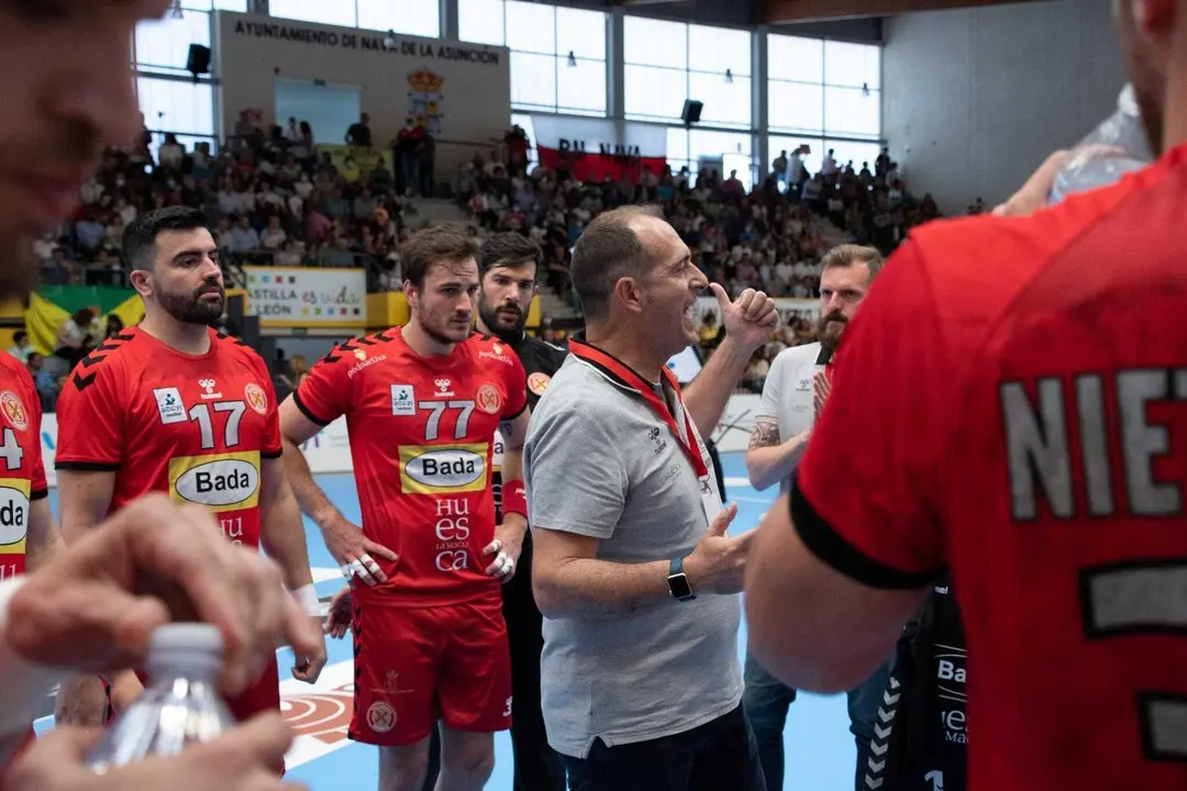 Noolasco da &oacute;rdenes a sus jugadores sobre el 40x20 de Nava donde Bada certific&oacute; una temporada m&aacute;s en la Asobal. Foto: Daniel P&eacute;rez