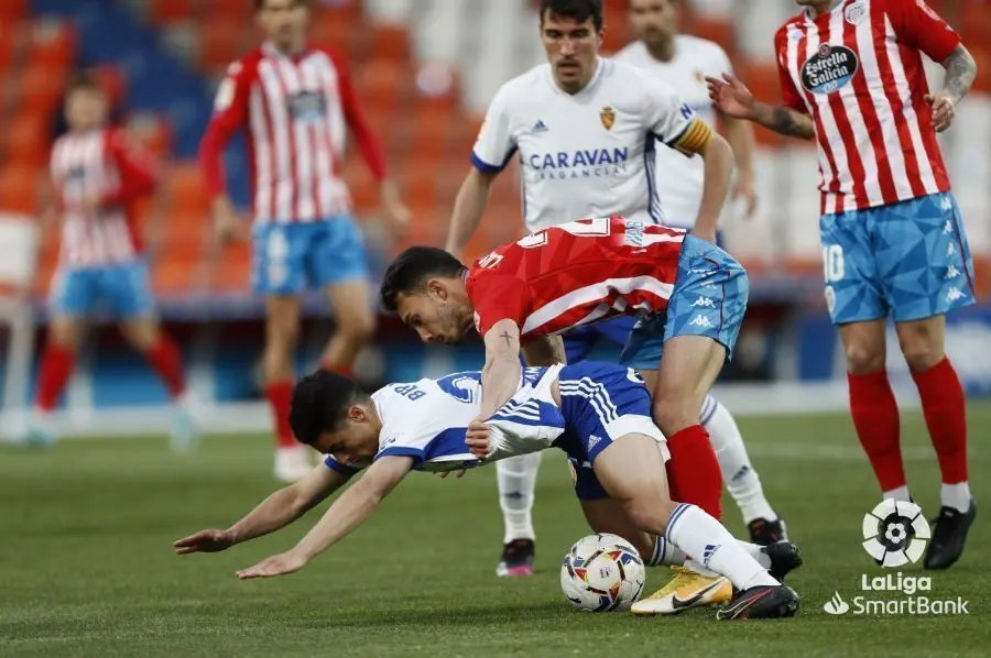 Bermejo cae protegiendo un bal&oacute;n en el Anxo Carro. | Foto: La Liga