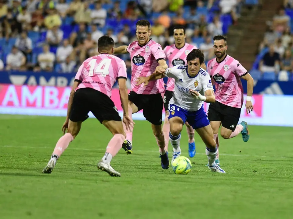 Iv&aacute;n Az&oacute;n es perseguido por la defensa del Lugo | Foto: RZ