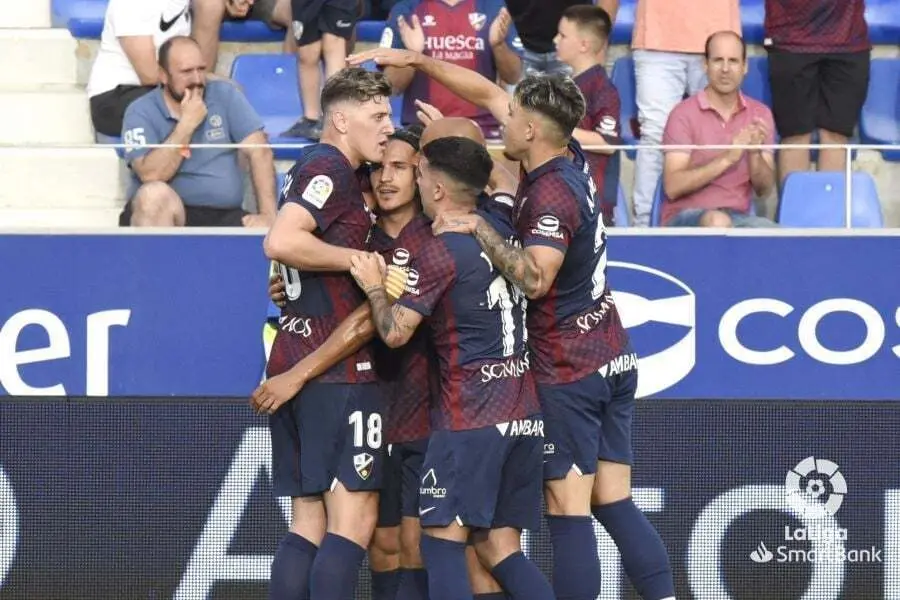 Los jugadores del Huesca celebran el gol de Seoane contra la Real Sociedad B. Foto: LaLiga