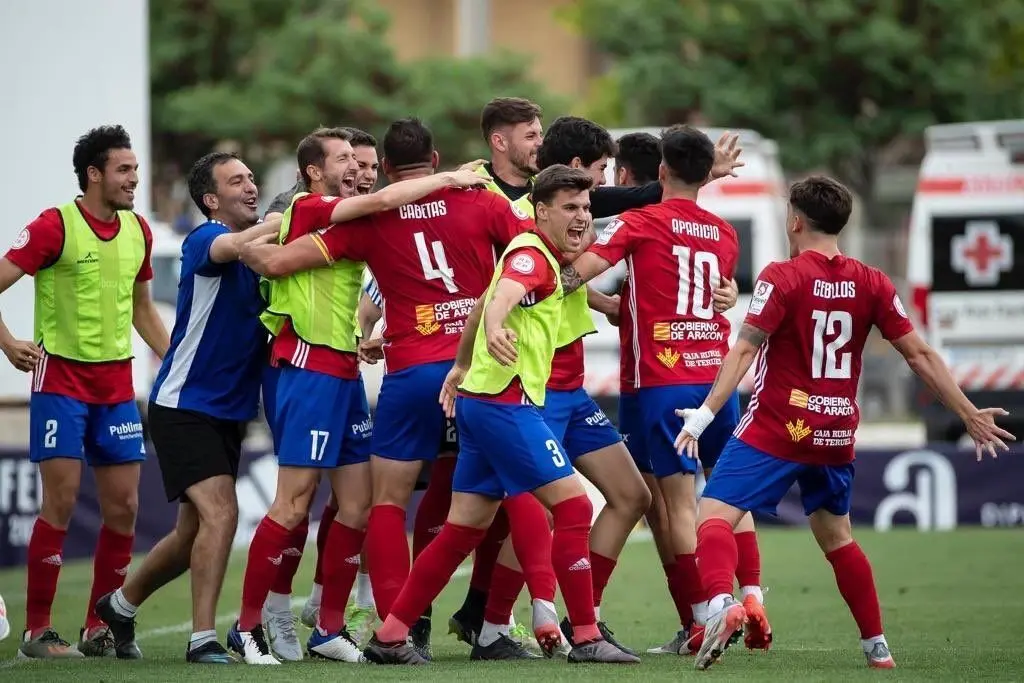 Los turolenses celebrando la goleada contra el Cacere&ntilde;o. | Foto: CD Teruel