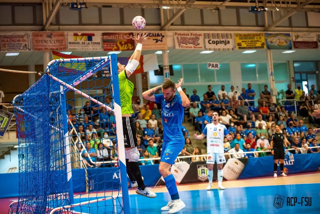 Iv&aacute;n Bernad despeja un bal&oacute;n | Foto: Vi&ntilde;a Albali Valdepe&ntilde;as FS