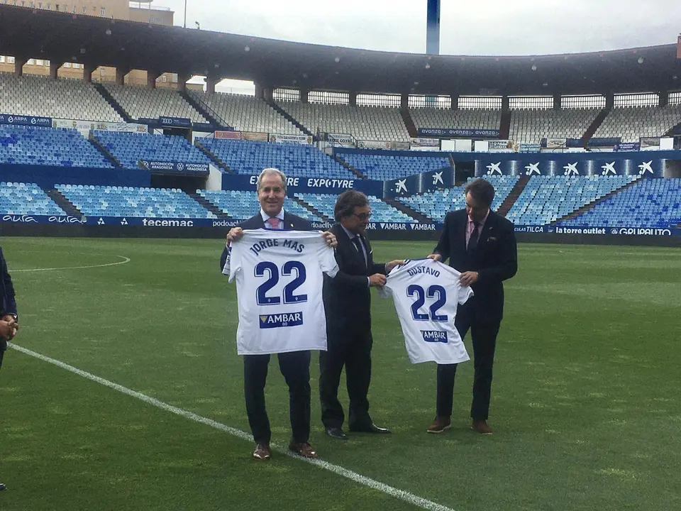 Jorge Mas y Gustavo Serpa posan con la camiseta del Real Zaragoza | Foto: SportAragon