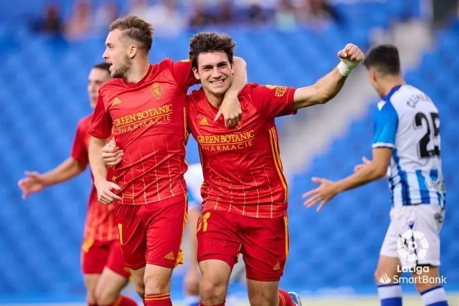 Iv&aacute;n Az&oacute;n celebrando un gol con el Real Zaragoza. | Foto: LaLiga