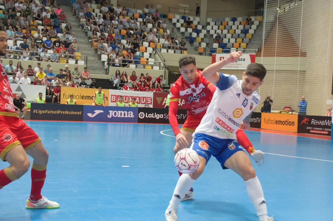 &Aacute;ngel Claudino controla un bal&oacute;n | Foto: Jorge Vicioso