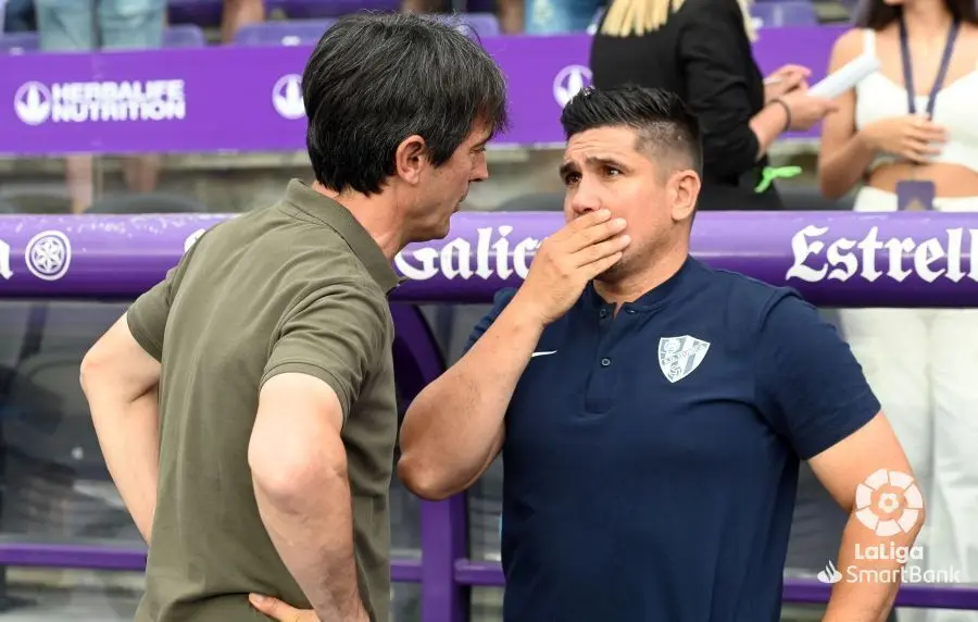 Xisco con Pacheta antes de comenzar el partido Vallaolid-SD Huesca que ha dejado a los castellanos en Primera. Foto: LaLiga