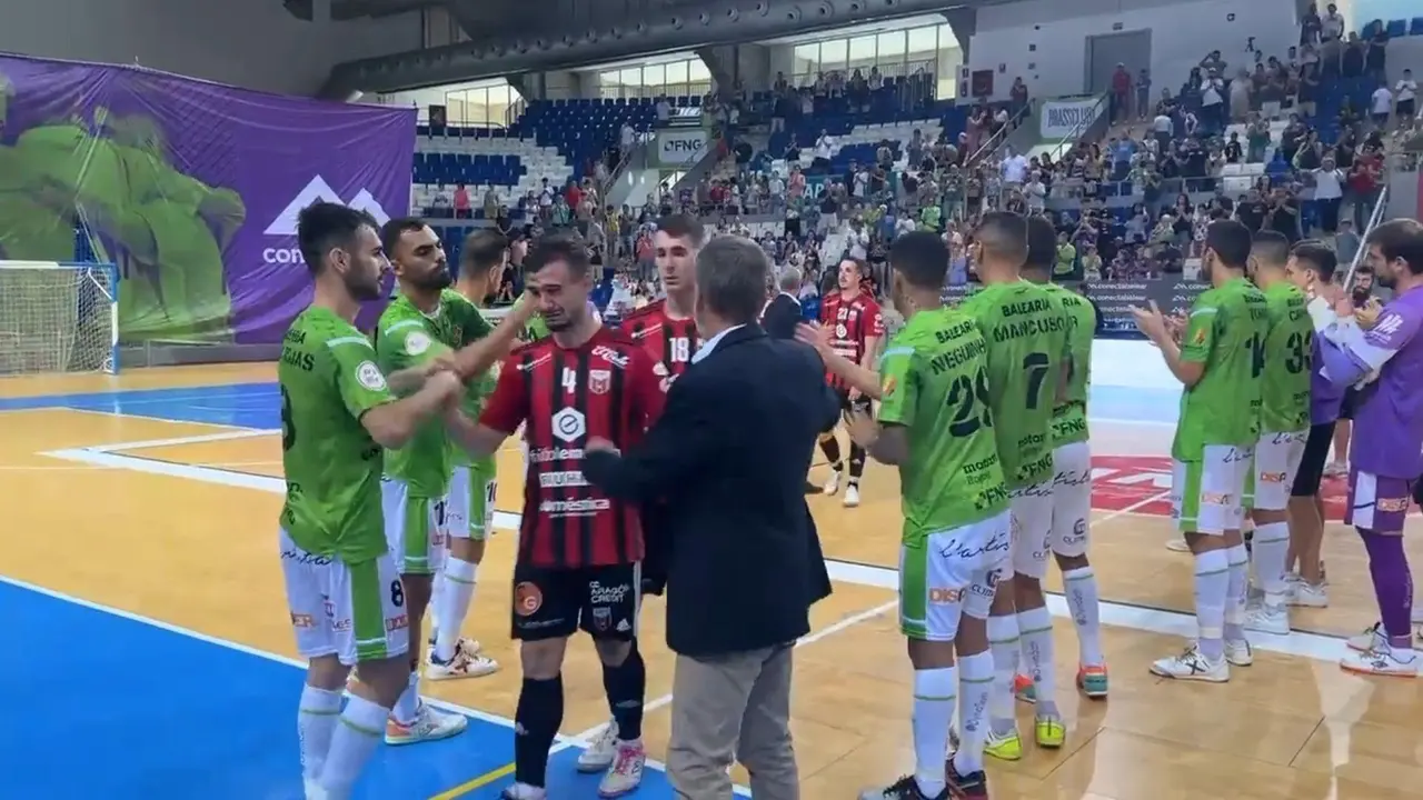 Los jugadores del F&uacute;tbol Emotion Zaragoza se retiran entre un pasillo de Palma | Fotograma de Palma Futsal
