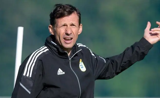 Cuco Ziganda entrenando al Oviedo | Foto: El Comercio