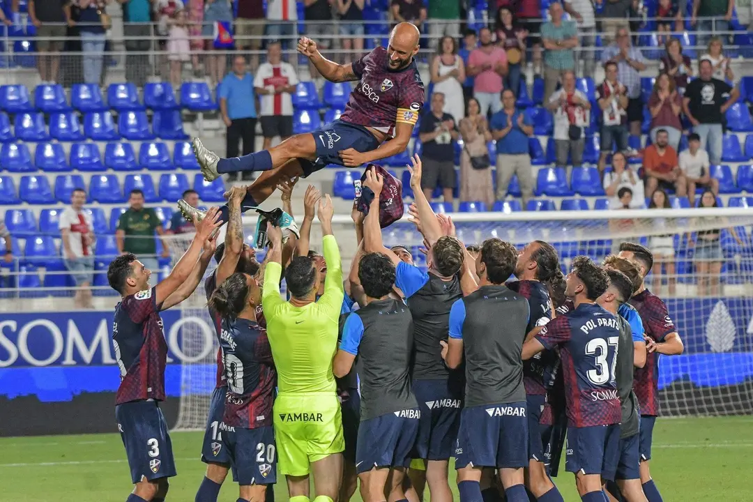 El manteo del equipo a Mikel Rico. | Foto: SD Huesca