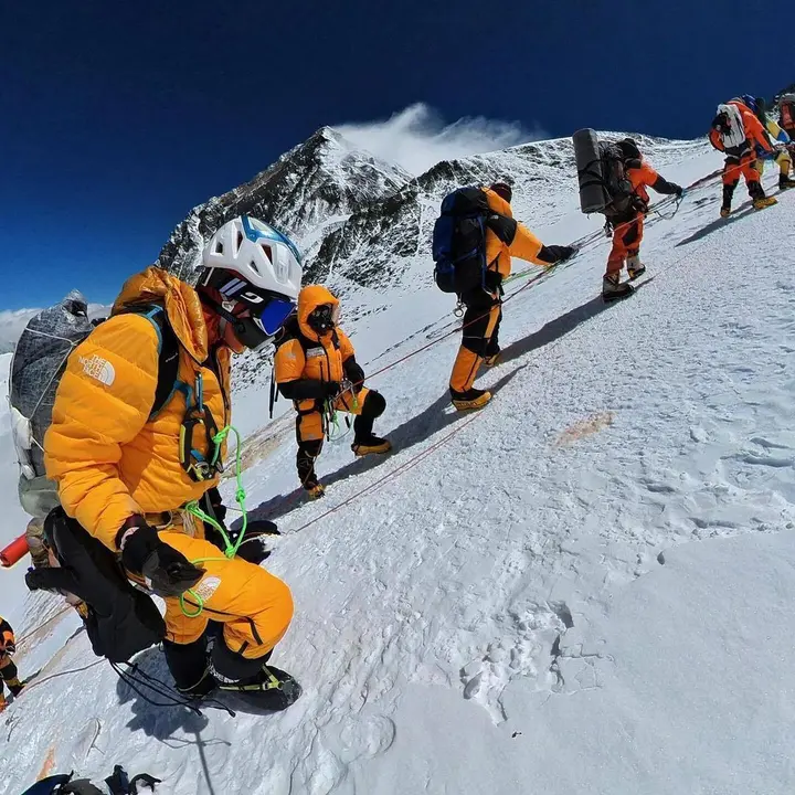Una misma cima y dos formas de entender el alpinismo. David G&ouml;ttler en su ascenso en solitario al Everest. Foto: D. G.