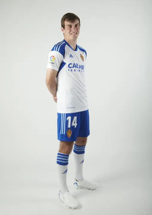 Francho Serrano con la camiseta de la temporada 2022-2023. Imagen: Tino Gil - Real Zaragoza.