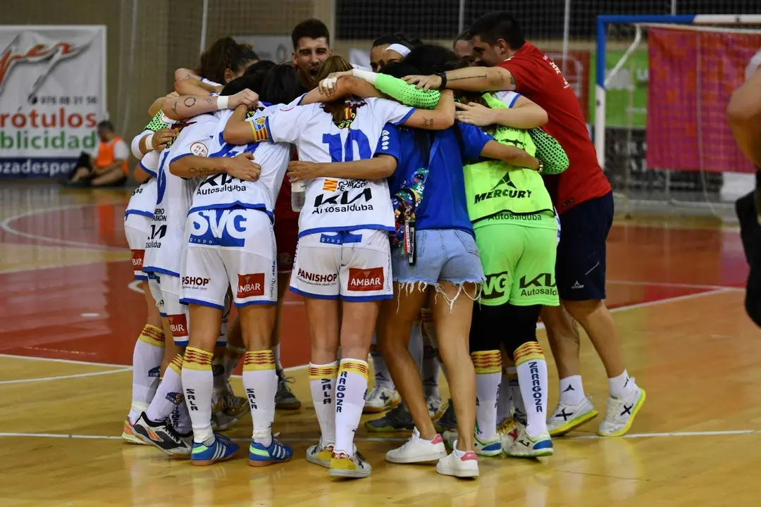 Jugadoras y cuerpo t&eacute;cnico se abrazan tras el &eacute;xito | Foto: Sala Zaragoza