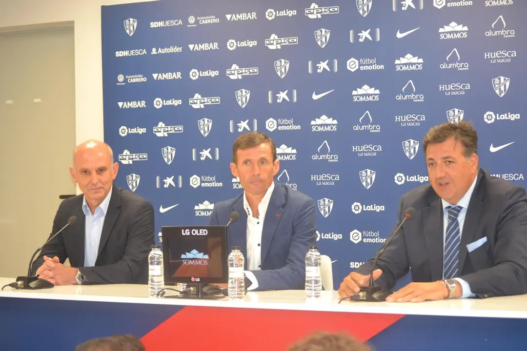 Cuco Ziganda, en el centro de la imagen, durante su primera rueda de prensa como entrenador del Huesca junto a Mart&iacute;n Gonz&aacute;lez y Manuel Torres. Foto: Sportaragon