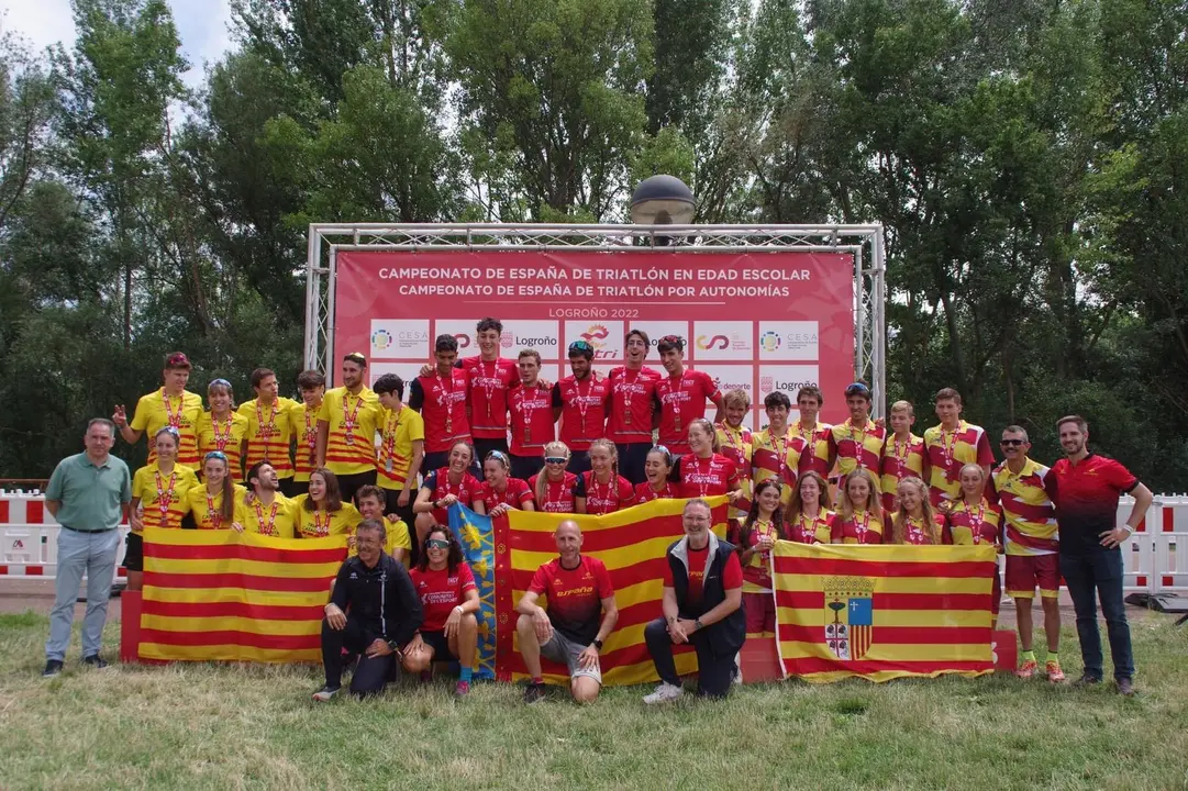 Los triatletas aragoneses en el tercer caj&oacute;n del podio. Foto: FATRI