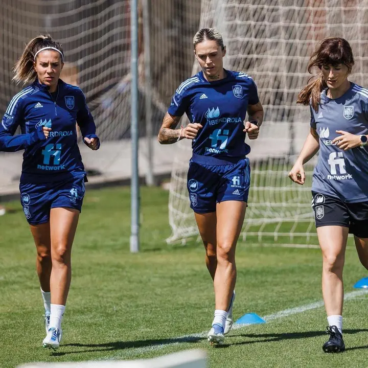 A la izquierda, Maite Cardona, al centro Mapi Le&oacute;n | Foto: SE F&uacute;tbol