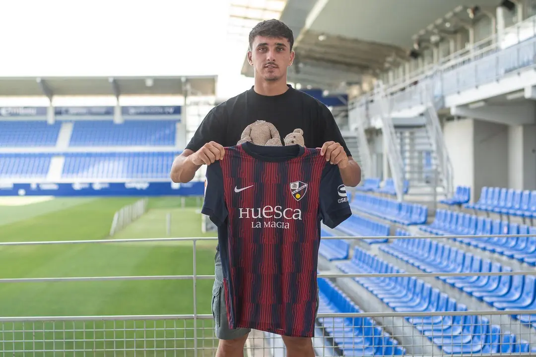 Vilarrasa posa con la camiseta de la SD Huesca. | Foto: SD Huesca