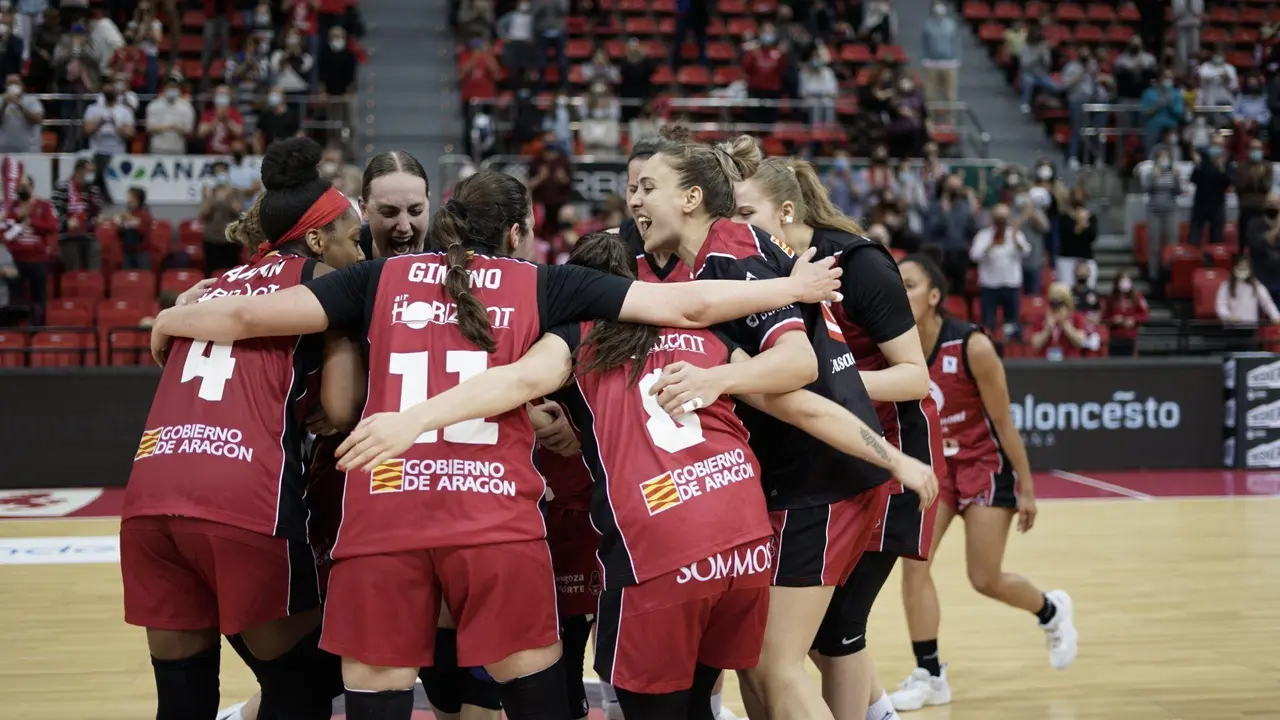 Las jugadoras celebran una victoria la temporada pasada | Foto: Basket Zaragoza