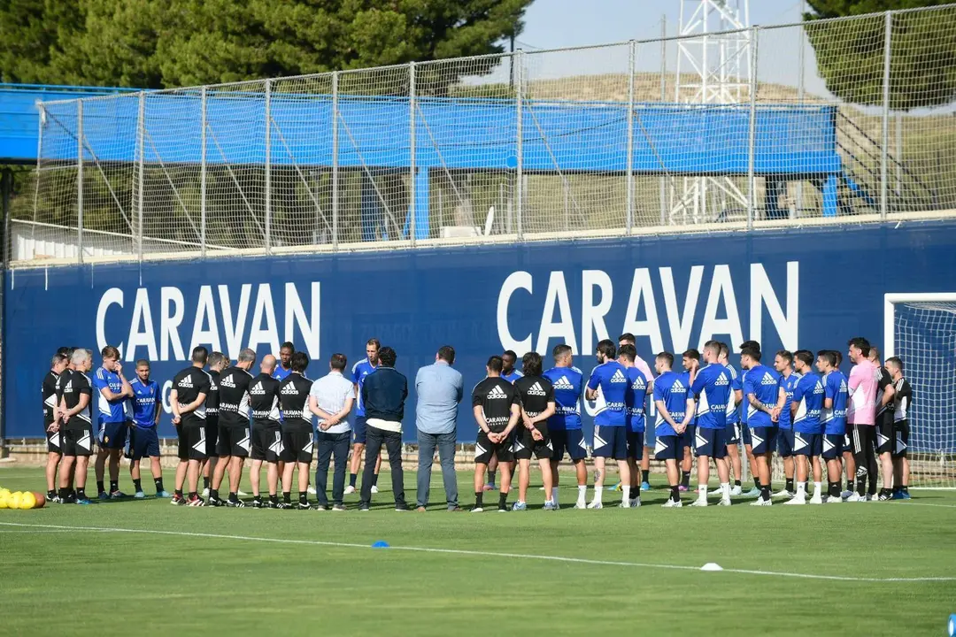 La amplia plantilla del Real Zaragoza en el primer entrenamiento de Carcedo | Foto: RZ