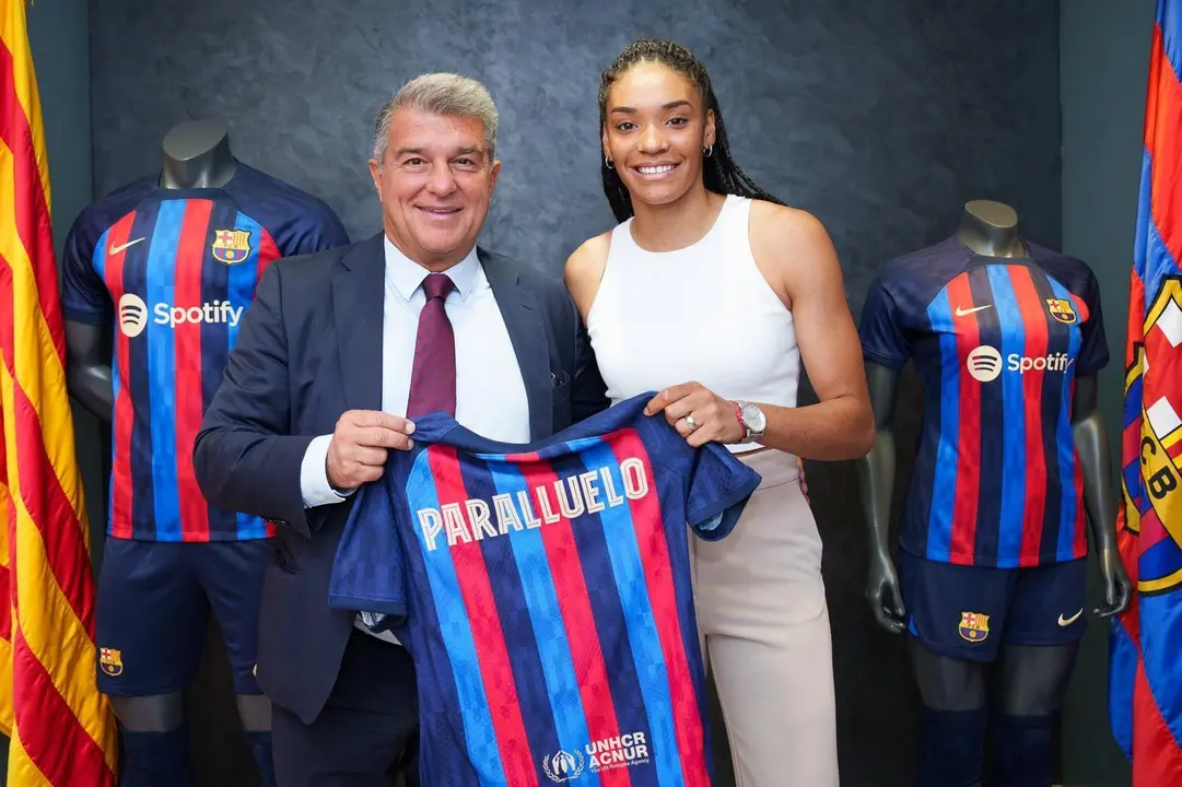 Salma Paralluelo, junto al presidente del Barcelona, Laporta | Foto: FC Barcelona