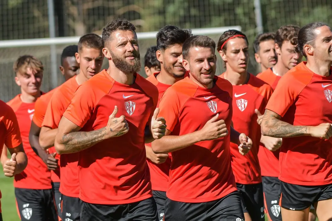 Timor, calentando junto a Gerard Valent&iacute;n. | Foto: SD Huesca