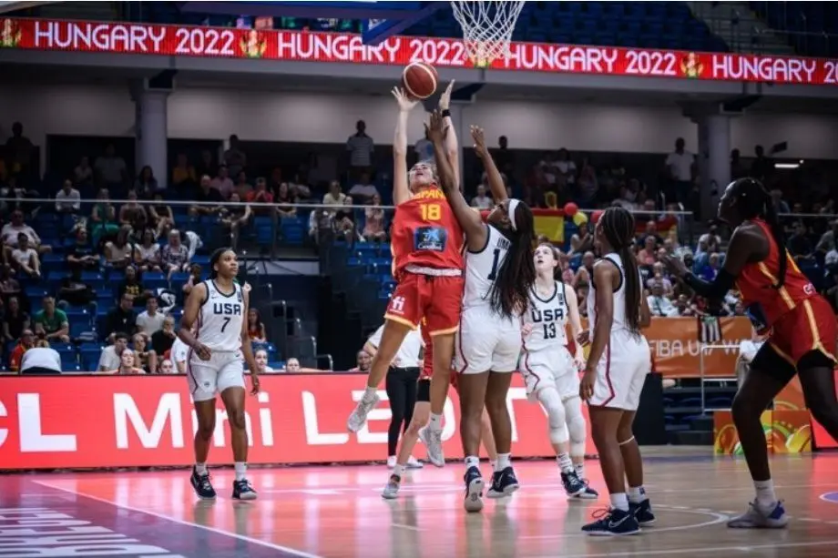 Marina Mata se alza con fuerza para capturar un rebote | Foto: FIBA