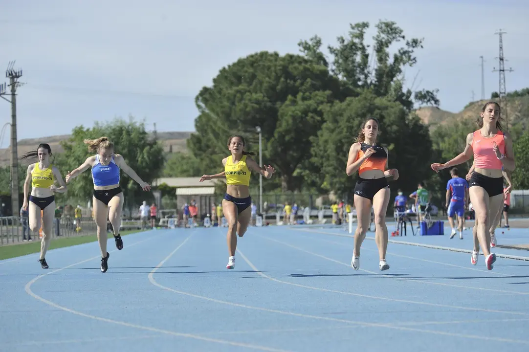 Ana Meyrella Cuello, la primera por la izquierda, durante una carrera. Foto: Pedro Arqued