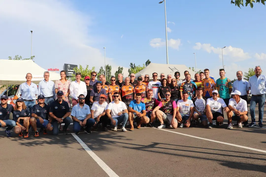 Foto de hermandad de los pilotos aragoneses que participan este fin de semana en la Baja Arag&oacute;n. Foto: Cedida