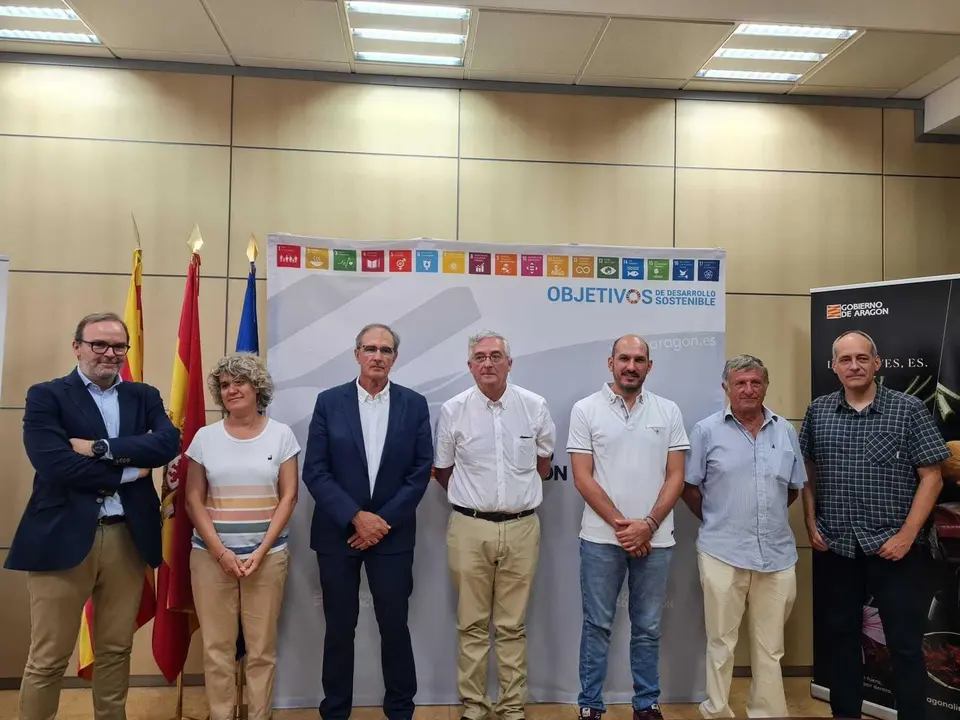 El consejero de Agricultura del Gobierno aragon&eacute;s, en el centro de la imagen, con responsables de la FAM. Foto: FAM