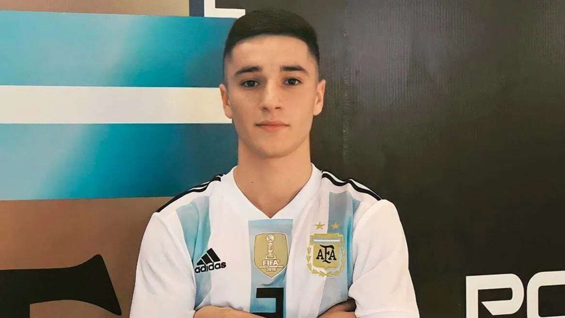 Mateo Flores, con la camiseta albiceleste | Foto: Federaci&oacute;n Argentina F&uacute;tbol