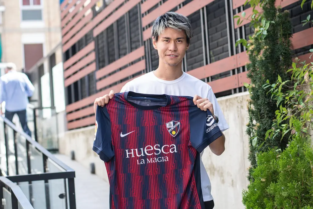 Hashimoto posando con la camiseta azulgrana. | Foto: SD Huesca