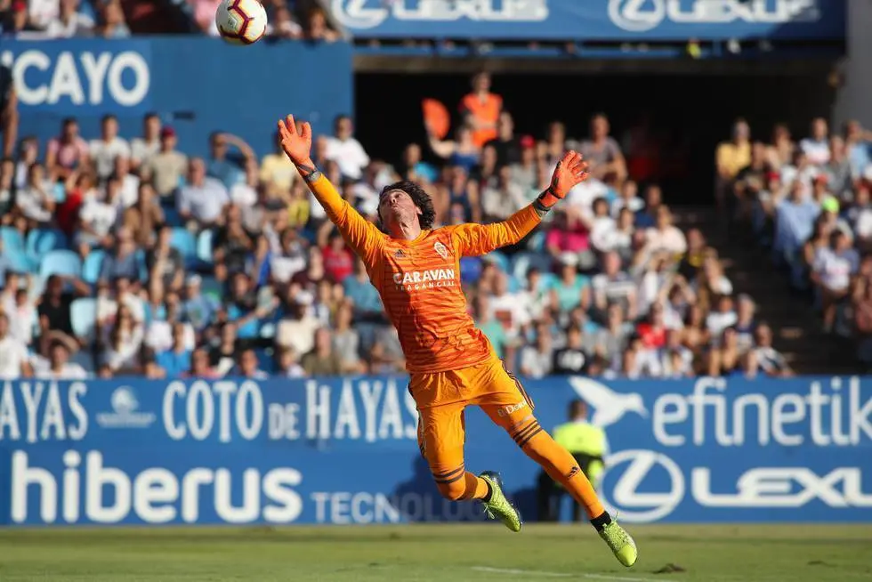 Cristian &Aacute;lvarez en pleno vuelo en La Romareda | Foto: RZ