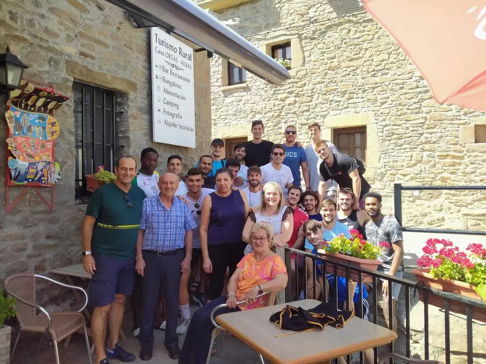 Jugadores y cuerpo t&eacute;cnico del Bada Huesca posan con los responsables de Casa Ortas donde comieron en la jornada de convivencia. Foto: BM Huesca