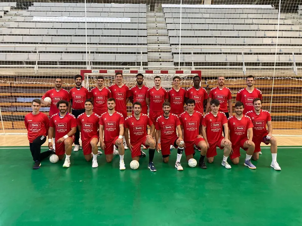Jugadores del Bada Huesca posan para la c&aacute;mara antes de iniciar un entrenamiento en el Palacio. Foto: Bada Huesca