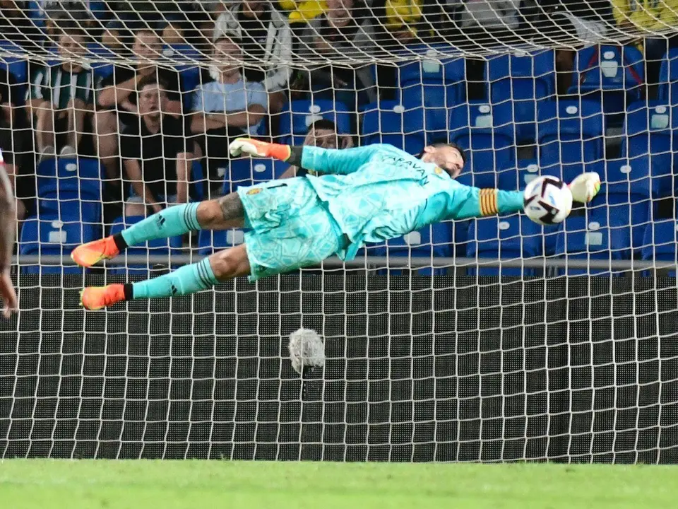 Cristian &Aacute;lvarez vuela para evita el gol de la UD Las Palmas | Foto: RZ