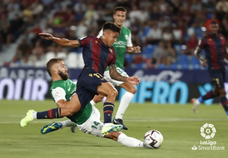 Pulido saca de forma limpia un bal&oacute;n a un jugador del Levante en el primer partido de liga. Foto: LaLiga 
