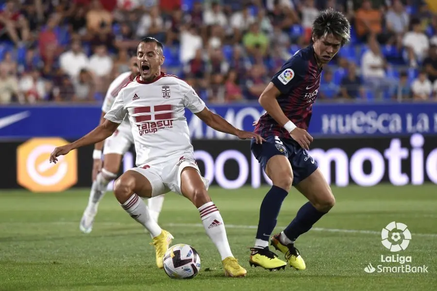 Jugada en la que el &aacute;rbitro decret&oacute; penalti que sirvi&oacute; para la victoria del Cartagena contra el Huesca en El Alcoraz. Foto: LaLiga
