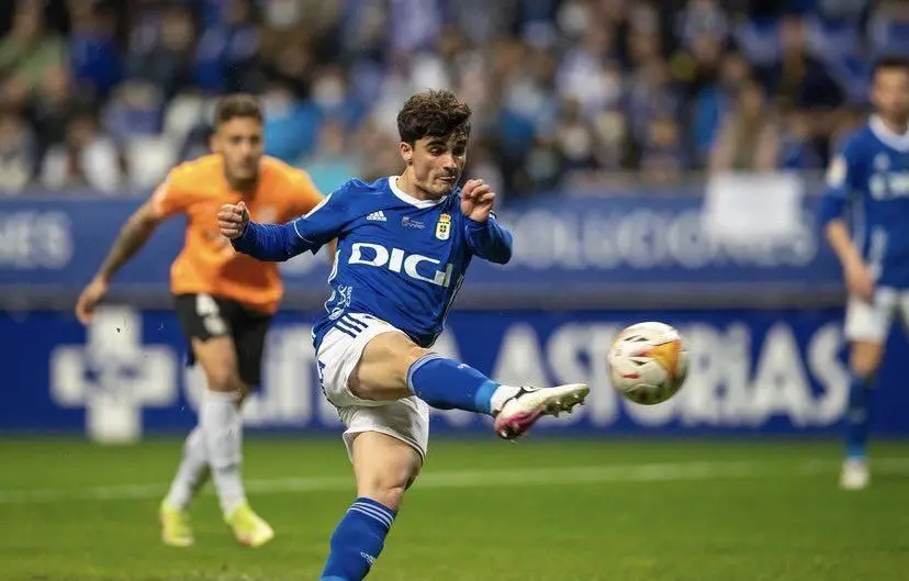 Javi Mier con el Oviedo.