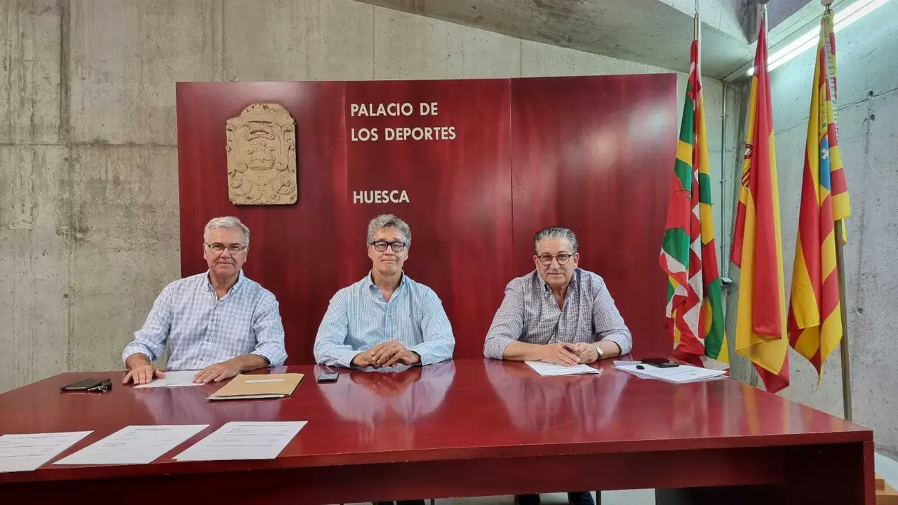 Pachi Gin&eacute;, en el centro de la imagen, durante la asamblea de socios del BM Huesca celebrada en el Palacio de los Deportes. Foto: BM Huesca