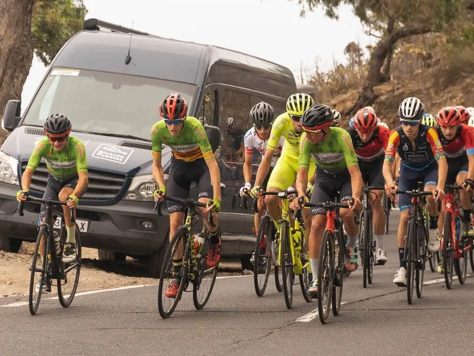 Los corredores del Club Ciclista Oscense buscaron el protagonismo en la monta&ntilde;a. Foto: Vuelta a Tenerife