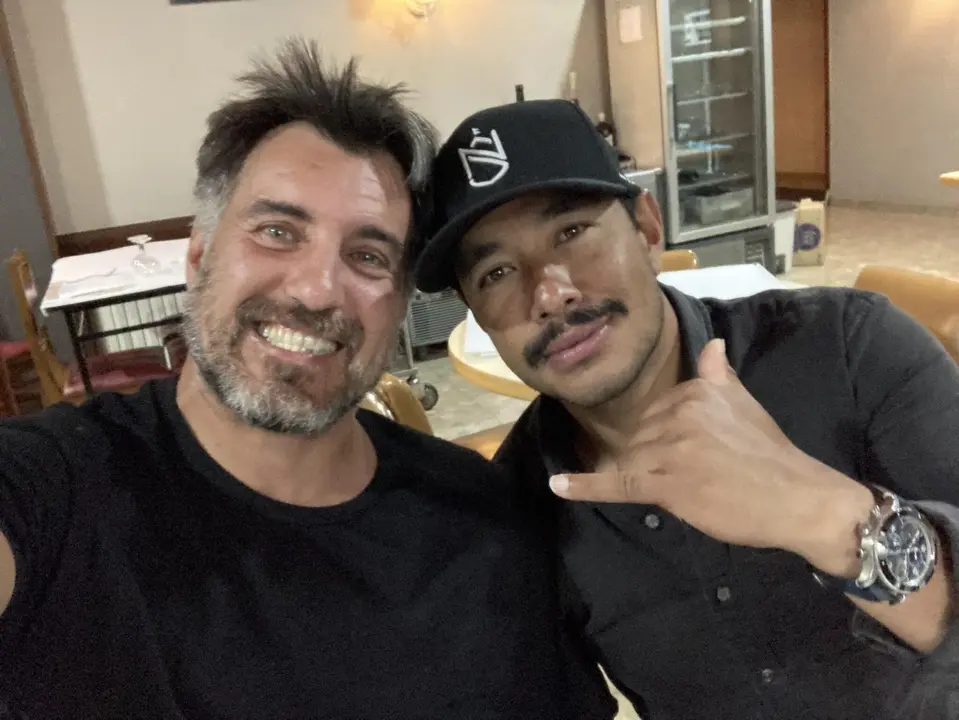Carlos Su&aacute;rez y Nirmal Purja en una foto extra&iacute;da del twitter de Carlos Su&aacute;rez.