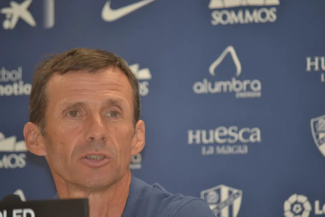 Ziganda, t&eacute;cnico de la SD Huesca, en la rueda de prensa donde analiz&oacute; la situaci&oacute;n de su equipo antes de recibir al M&aacute;laga. Foto: Sportaragon