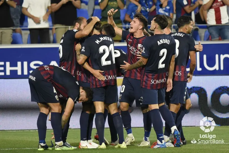 Los jugadores del Huesca celebran un gol de Juan Carlos al M&aacute;laga. | Foto: La Liga