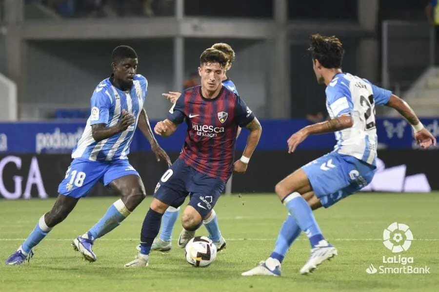 Escriche, en la imagem rodeados de contrarios en el partido disputado contra el M&aacute;laga. Foto: LaLiga