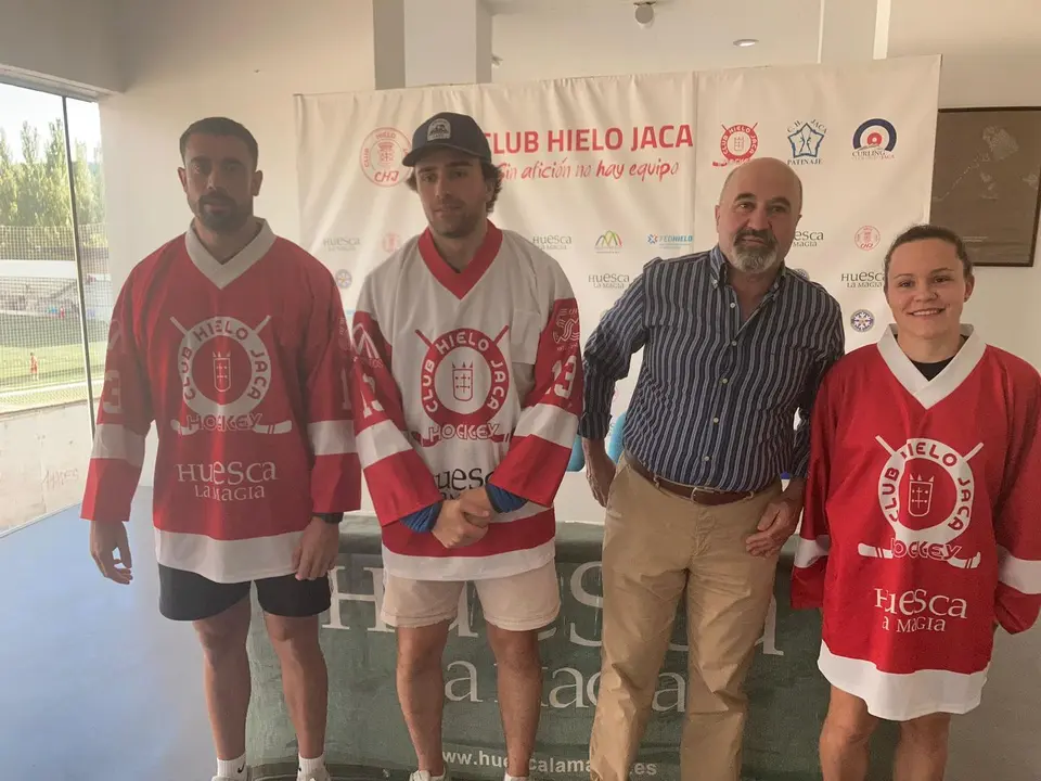 El presidente del CH Jaca con Gast&oacute;n Gonz&aacute;lez, Chase Davenport y Liga Miljone. Foto: Sportaragon